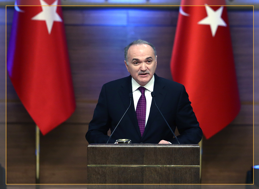 Faruk özlü konuşma yapıyor