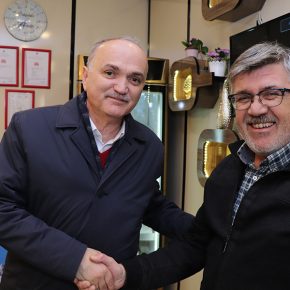 Faruk özlü el sıkışıyor